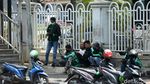 Potret Ojol dan Sopir Taksi Masih Berkerumun Saat PSBB