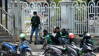 Beberapa di antara mereka bahkan tidak memakai masker dengan benar.