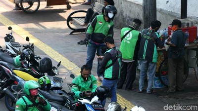 Potret Ojol dan Sopir Taksi Masih Berkerumun Saat PSBB