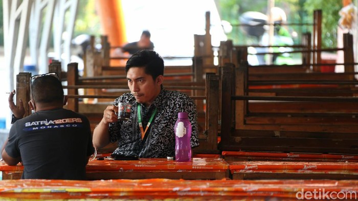 Sebagian pekerja kembali WFH saat PSBB kembali diterapkan. Hal ini membuat warung makan di kawasan Melawai, Jakarta Selatan, sepi pembeli.