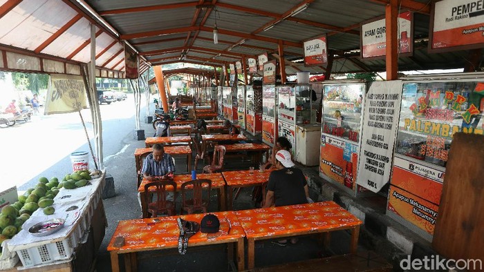 Sebagian pekerja kembali WFH saat PSBB kembali diterapkan. Hal ini membuat warung makan di kawasan Melawai, Jakarta Selatan, sepi pembeli.