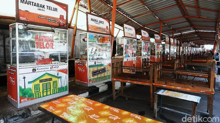 Sebagian pekerja kembali WFH saat PSBB kembali diterapkan. Hal ini membuat warung makan di kawasan Melawai, Jakarta Selatan, sepi pembeli.