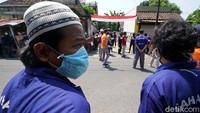 Para tersangka menjalani rekonstruksi dengan mengenakan baju tahanan warna biru.