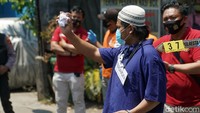 Rekonstruksi menggambarkan awal mula massa datang hingga terjadinya penganiayaan dan perusakan.