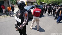 Seperti diberitakan, aksi bermula dari kabar di grup WhatsApp. Sejumlah otak aksi diduga mengajak anggota grup untuk mendatangi lokasi. Mereka meminta kegiatan tersebut dibubarkan. Massa mengira acara tersebut terkait kegiatan keagamaan yang tidak sesuai dengan keyakinan massa. Polisi yang berada di lokasi kejadian, berusaha melakukan mediasi. Akhirnya keluarga dan tamu bersedia keluar meninggalkan lokasi. Di saat keluarga dan tamu meninggalkan lokasi, sejumlah orang melakukan penyerangan.