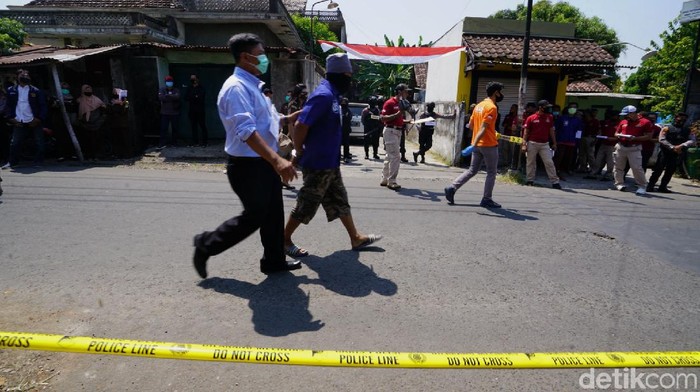 Polresta Solo menggelar rekonstruksi kasus penyerangan acara doa jelang pernikahan putri Habib Umar Assegaf di Mertodranan, Kecamatan Pasar Kliwon, Solo, Kamis (17/9/2020). Delapan orang tersangka dihadirkan untuk mengikuti reka ulang kejadian.