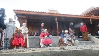 Prosesi pencukuran pun tetap dilakukan seperti biasa. Hanya ada 3 anak rambut gimbal yang mengikuti ruwatan.