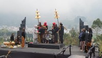 Digelar di tengah pandemi Corona, ritual cukur rambut gimbal di Dieng berlangsung sederhana. Ritual ini mengakhiri rangkaian acara Dieng Culture Festival (DCF) 2020 yang diadakan pekan lalu.