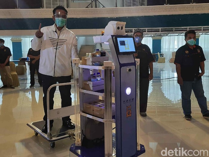 Menristek Bambang Permadi Soemantri Brodjonegoro, launching robot Kreatif Energik Cantik dan Elegan (KECE) generasi kedua buatan Universitas Negeri Surabaya (Unesa). Launching digelar secara daring.