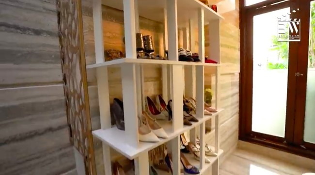 Dekat kamar mandi, terdapat walk-in closet yang menyimpan koleksi sepatu dan aksesori mewah Momo. (Foto: YouTube/Boy William)
