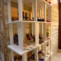 Dekat kamar mandi, terdapat walk-in closet yang menyimpan koleksi sepatu dan aksesori mewah Momo. (Foto: YouTube/Boy William)
