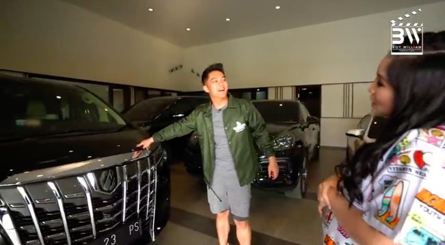 Momo yang saat ini sedang hamil anak kedua juga mengajak Boy ke garasi rumahnya. Beberapa mobil yang terparkir di antaranya Porsche Cayenne, BMW, dan Alphard. (Foto: YouTube/Boy William)