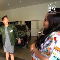 Momo yang saat ini sedang hamil anak kedua juga mengajak Boy ke garasi rumahnya. Beberapa mobil yang terparkir di antaranya Porsche Cayenne, BMW, dan Alphard. (Foto: YouTube/Boy William)