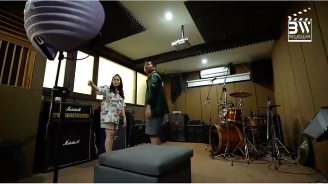 Sebuah studio rekaman menjadi tempat bagi Momo untuk melepas kangennya menjadi seorang penyanyi profesional. (Foto: YouTube/Boy William)