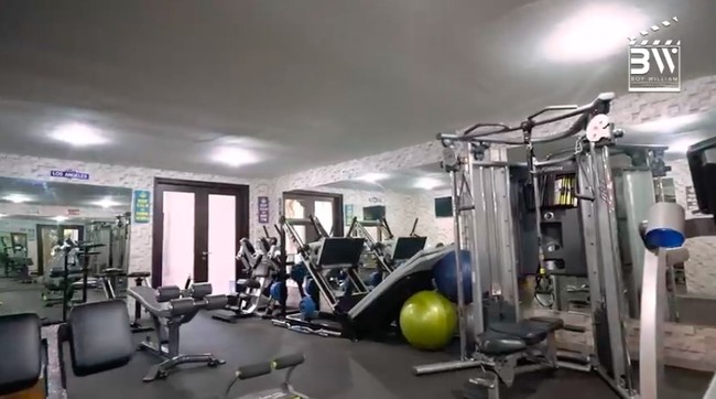 Rumah Momo dan suaminya turut dilengkapi sebuah gym pribadi dengan peralatan yang lengkap (Foto: YouTube/Boy William)