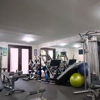 Rumah Momo dan suaminya turut dilengkapi sebuah gym pribadi dengan peralatan yang lengkap (Foto: YouTube/Boy William)