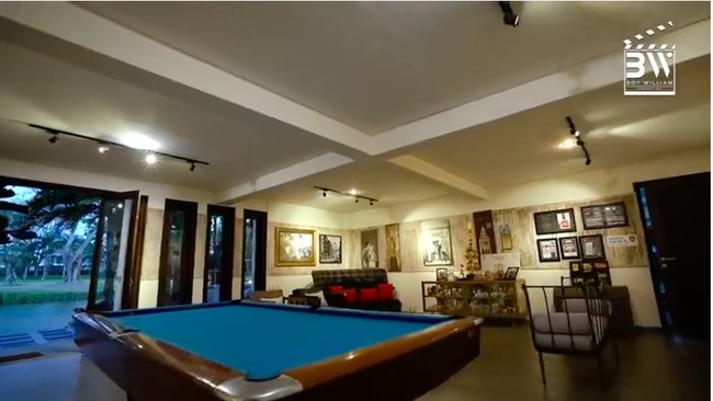 Salah satu sudut rumah yang didekasikan untuk tempat bermain bola sodok alias billiar. (Foto: YouTube/Boy William)