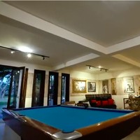 Salah satu sudut rumah yang didekasikan untuk tempat bermain bola sodok alias billiar. (Foto: YouTube/Boy William)