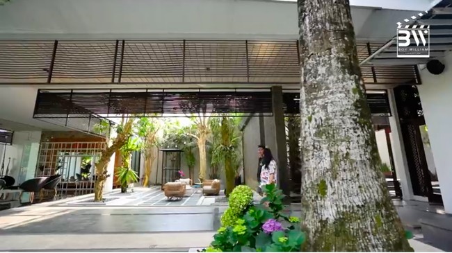 Bangunan terbuka dalam desain minimalis menjadi konsep utama rumah yang berlokasi di Malang, Jawa Timur, tersebut. Rumah terasa menyatu dengan alam. Terdapat sebuah lift untuk mempermudah akses dari lantai ke lantai. (Foto: YouTube/Boy William)