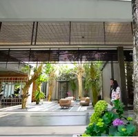 Bangunan terbuka dalam desain minimalis menjadi konsep utama rumah yang berlokasi di Malang, Jawa Timur, tersebut. Rumah terasa menyatu dengan alam. Terdapat sebuah lift untuk mempermudah akses dari lantai ke lantai. (Foto: YouTube/Boy William)