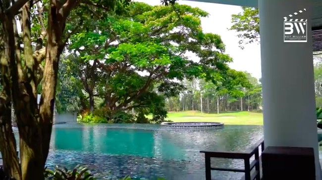 Bukan rumah mewah namanya tanpa kolam renang. Uniknya, kolam renang Momo dilengkapi jacuzzi dengan pemandangan menghadap danau dan lapangan golf. (Foto: YouTube/Boy William)