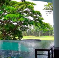 Bukan rumah mewah namanya tanpa kolam renang. Uniknya, kolam renang Momo dilengkapi jacuzzi dengan pemandangan menghadap danau dan lapangan golf. (Foto: YouTube/Boy William)