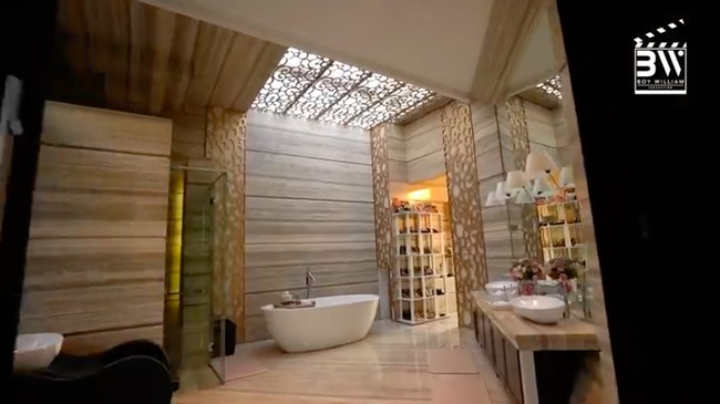 Kamar mandi utama bak hotel bintang lima, luas dengan lantai dan dinding marmer, serta dilengkapi bathtub. Foto: YouTube/Boy William