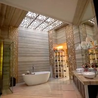 Kamar mandi utama bak hotel bintang lima, luas dengan lantai dan dinding marmer, serta dilengkapi bathtub. Foto: YouTube/Boy William