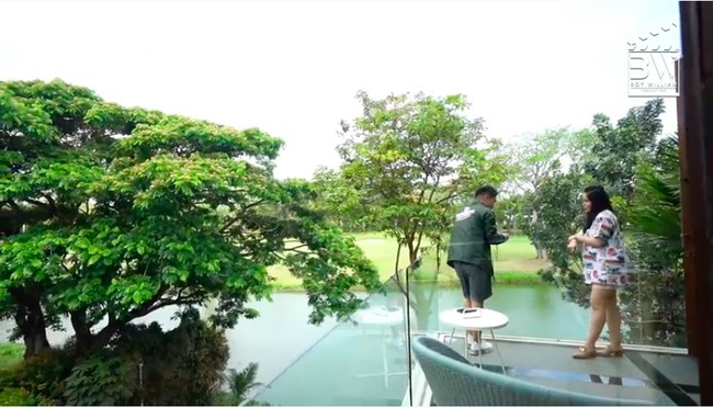 Kamar utama memiliki balkon yang menghadap danau dan lapangan golf. (Foto: YouTube/Boy William)