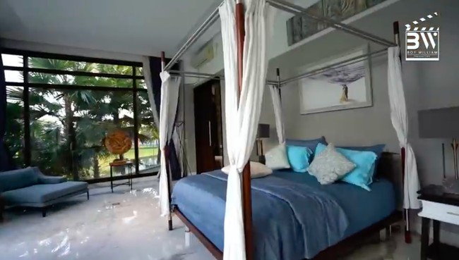 Kamar tidur utama tampak nyaman dengan ranjang yang dilengkapi kelambu. Jendela besar yang hampir mengelilingi kamar Momo menyajikan panorama alam luar yang asri.   (Foto: YouTube/Boy William)