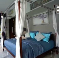 Kamar tidur utama tampak nyaman dengan ranjang yang dilengkapi kelambu. Jendela besar yang hampir mengelilingi kamar Momo menyajikan panorama alam luar yang asri.   (Foto: YouTube/Boy William)
