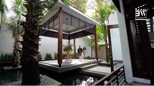 Sebuah foyer berkonsep gazebo di tengah ruang terbuka langsung menyambut ketika pertama kali masuk ke rumah. (Foto: YouTube/Boy William)