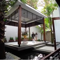 Sebuah foyer berkonsep gazebo di tengah ruang terbuka langsung menyambut ketika pertama kali masuk ke rumah. (Foto: YouTube/Boy William)