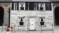 Rosa Parks merupakan simbol pahlawan bagi orang-orang berkulit hitam di Amerika Serikat setelah aksinya menolak menyingkir untuk memberi kursi bus kepada warga berkulit putih pada tahun 1955 di Montgomery, Alabama.  