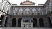 Menurut Mendoza, rumah itu bukannya ditolak oleh tembok istana kerajaan, melainkan dipeluk dan dilindungi oleh tembok tersebut.  