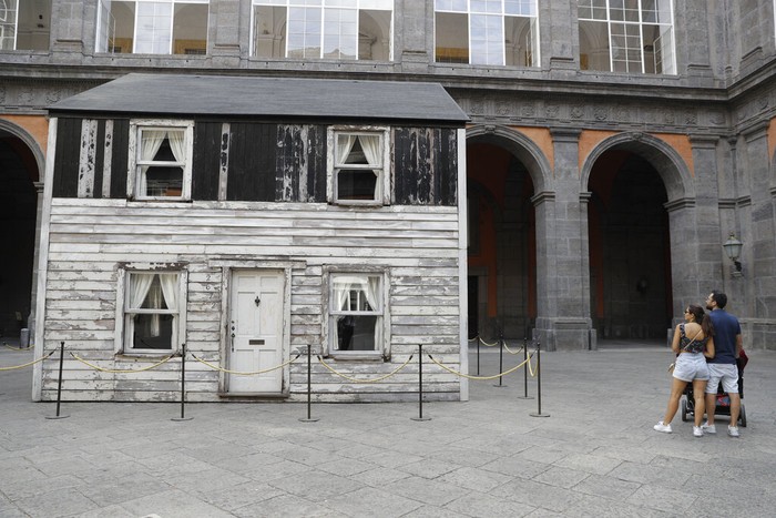 Rumah Rumah Aktivis AS, Rosa Parks Visitors look through a window of the house of U.S. civil rights campaigner Rosa Parks, rebuilt by artist Ryan Mendoza, for public display, in Naples, Italy, Tuesday, Sept. 15, 2020. Itβs the latest stop for the house in a years-long saga that began when Parksβ niece saved the tiny two-story home from demolition in Detroit after the 2008 financial crisis. (AP Photo/Gregorio Borgia)