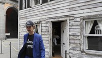 Ryan Mendoza menjadi seniman yang membangun kembali rumah tersebut karena dinilai memiliki sejarah tinggi.  
