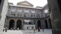 Rumah juru kampanye hak-hak sipil AS, Rosa Parks, yang dibangun kembali oleh seniman Ryan Mendoza, dipajang di halaman Istana Kerajaan abad ke-18, Naples, Italia, Selasa (15/9/2020) waktu setempat.  