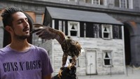 Keponakan Rosa Parks, menyelamatkan puing-puing dan kayu rumah lantai dua itu sebelum dibongkar pada tahun 2008.  