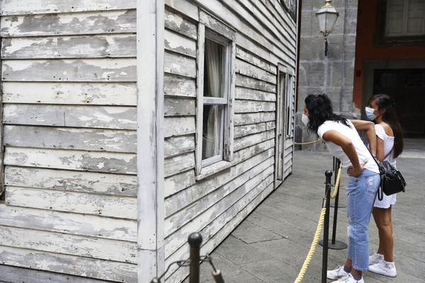 Banyak pengunjung yang akhirnya tertarik dengan melihat dan mencari tahu sejarah dari rumah tersebut. Banyak pengunjung yang akhirnya tertarik dengan melihat dan mencari tahu sejarah dari rumah tersebut.