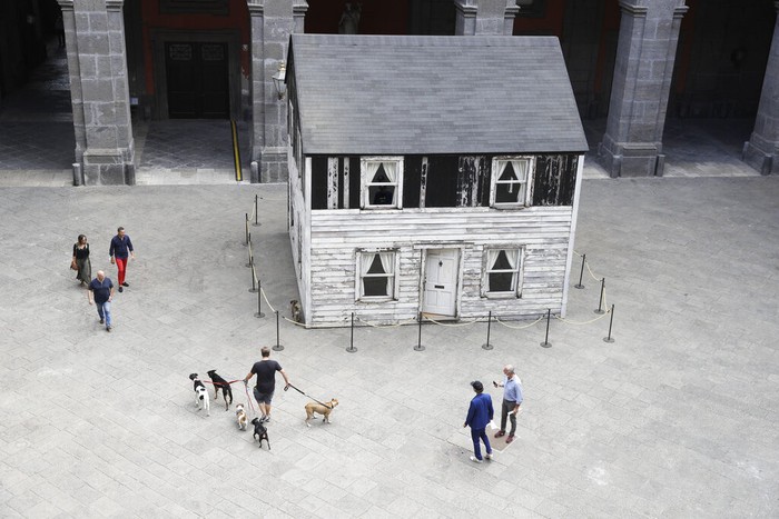 Rumah Rumah Aktivis AS, Rosa Parks Visitors look through a window of the house of U.S. civil rights campaigner Rosa Parks, rebuilt by artist Ryan Mendoza, for public display, in Naples, Italy, Tuesday, Sept. 15, 2020. Itβs the latest stop for the house in a years-long saga that began when Parksβ niece saved the tiny two-story home from demolition in Detroit after the 2008 financial crisis. (AP Photo/Gregorio Borgia)