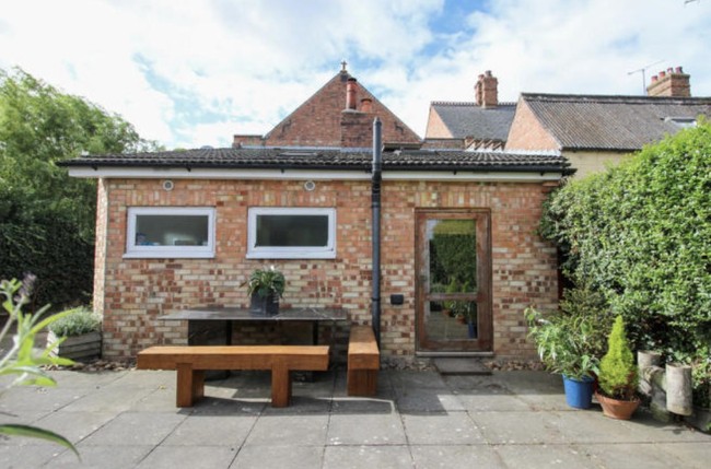 Rumah yang terletak di Norfolk, Virginia, Amerika Serikat ini memiliki tiga kamar tidur, dapur, kamar mandi, perapian, ruang keluarga, dan beberapa fasilitas lainnya. Foto: dok. rightmove