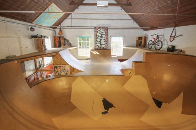Yang paling menarik adalah ruangan skate park yang berada di dalam rumah. Ruangan skate park ini didesain sendiri oleh pemilik rumah. Foto: dok. rightmove