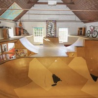 Yang paling menarik adalah ruangan skate park yang berada di dalam rumah. Ruangan skate park ini didesain sendiri oleh pemilik rumah. Foto: dok. rightmove