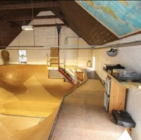 Bagaimana menurutmu ruangan skate park yang satu ini? Cukup luas dan keren bukan? Foto: dok. rightmove