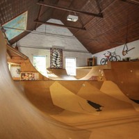 Jika kamu merasa bosan saat berada di dalam rumah, kamu tidak perlu takut karena kamu bisa bermain skateboard di rumahmu sendiri. Sangat cocok bukan untuk dijadikan sebagai tempat isolasi diri selama pandemi Corona? Foto: dok. rightmove