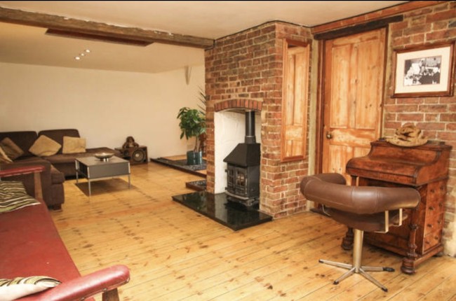 Jika dilihat, rumah unik sekaligus keren yang satu ini cukup nyaman. Selain nyaman, fasilitas yang ada di dalamnya pun cukup lengkap. Foto: dok. rightmove