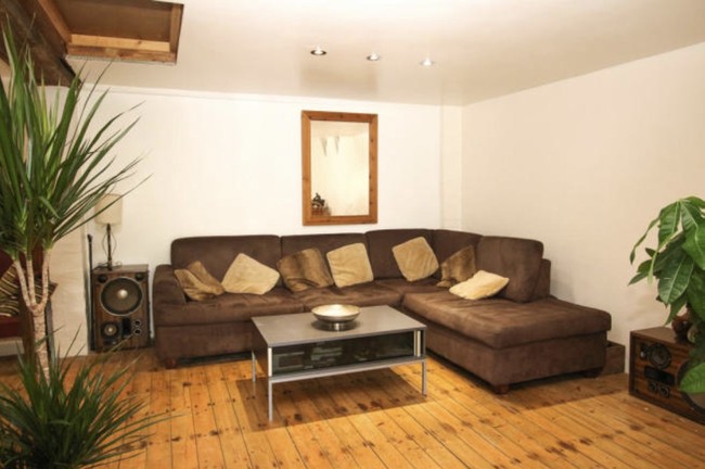 Jika kamu berminat membeli, rumah unik ini kini tengah dipasarkan di situs jual beli rumah Rightmove. Foto: dok. rightmove