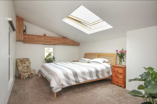 Bagian kamar tidur yang terletak di lantai atas memiliki atap transparan sehingga bisa langsung melihat pemandangan langit. Sangat indah bukan? Foto: dok. rightmove