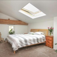 Bagian kamar tidur yang terletak di lantai atas memiliki atap transparan sehingga bisa langsung melihat pemandangan langit. Sangat indah bukan? Foto: dok. rightmove